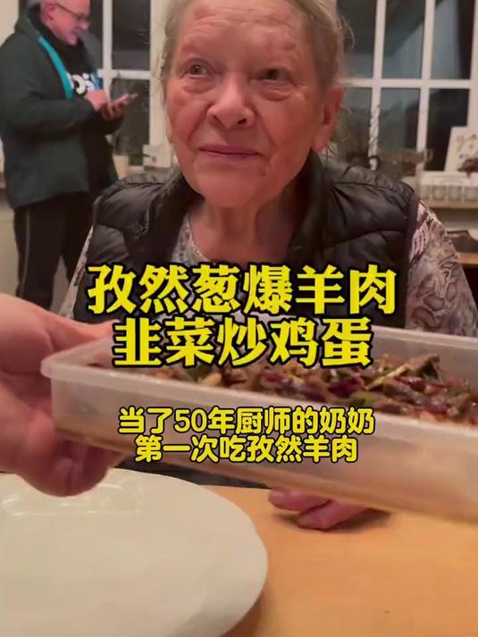 从不吃羊肉的德国厨师:一口孜然羊肉下饭后,韭菜还可以这样吃?