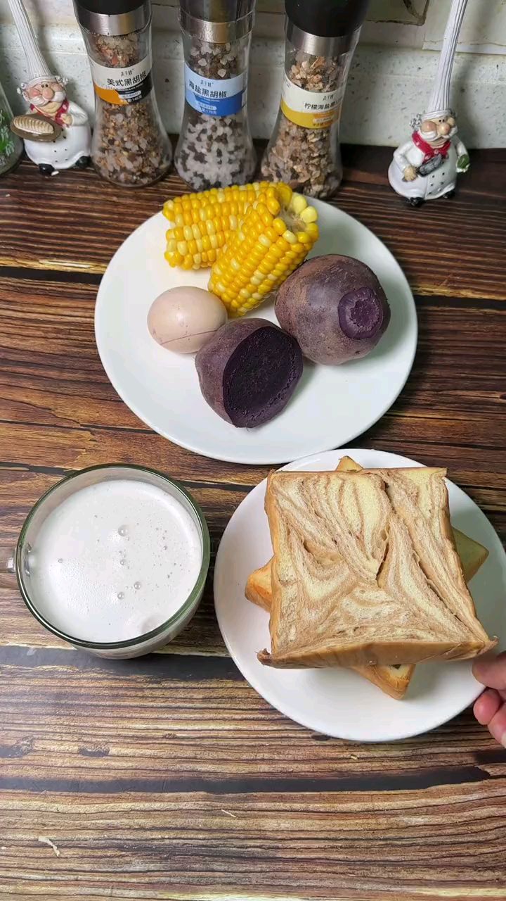 早餐不知道吃什么,给孩子做了豆浆配上厚切吐司面包