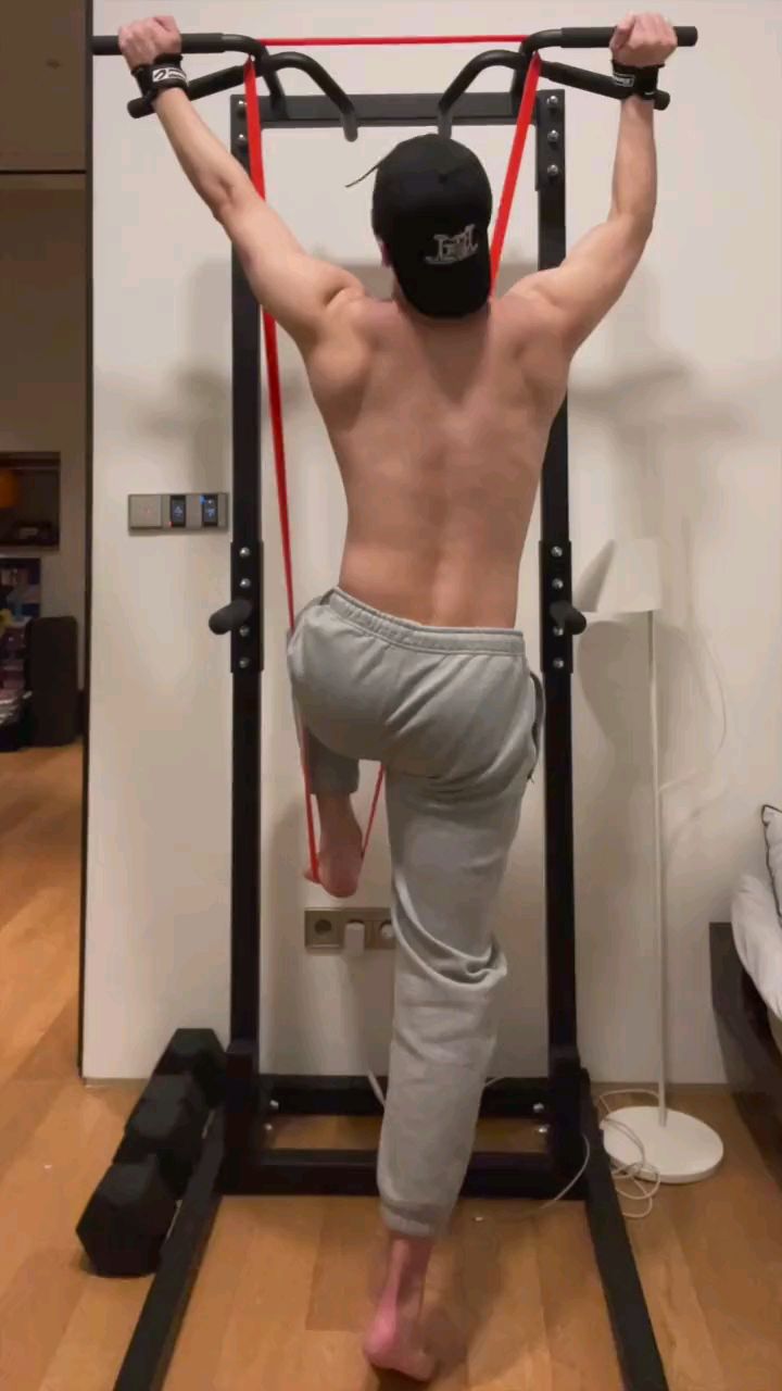 灰裤子帅哥健身时不幸被命中要害#肌肉猛男#