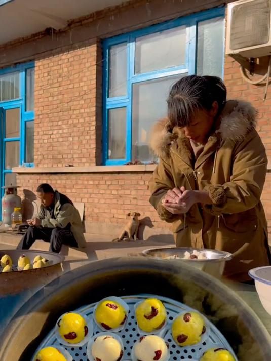 今天咱蒸年糕吃,有想吃年糕的姐妹们,你就看我的方法,可好吃了