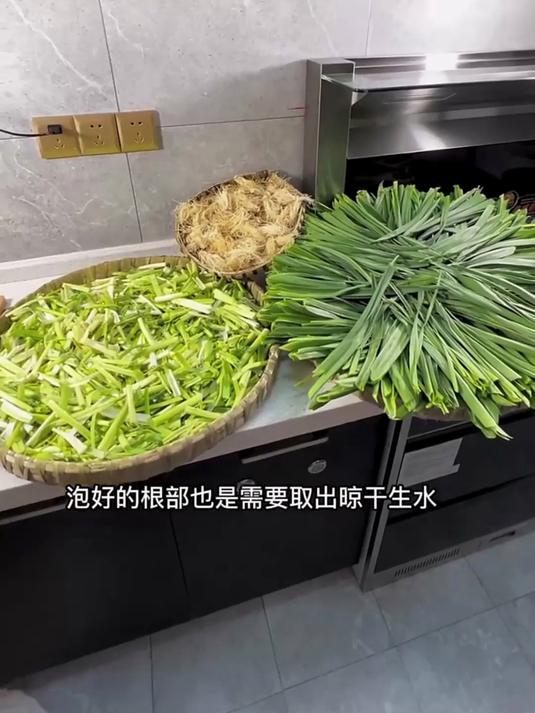 用韩国泡菜的做法做蒜苗,蒜苗根的做法也太好吃了