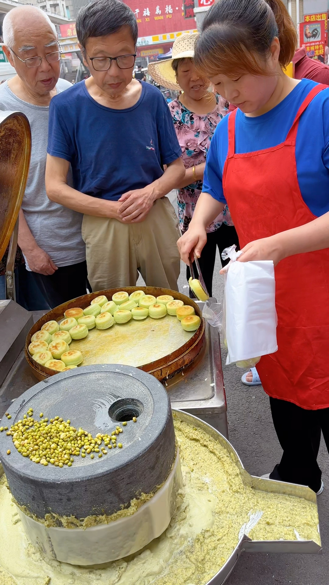 绿豆饼做法:绿豆800克,酵母8克,面粉700克,牛奶200克,鸡蛋2个,奶粉90克,水7