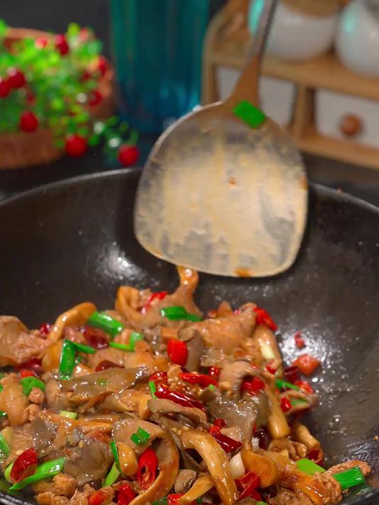 像烧烤一样香的孜然平菇炒肉，香辣又下饭