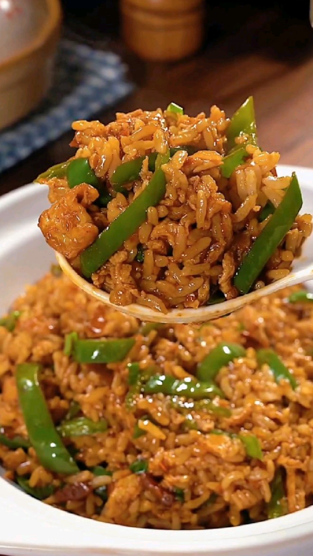 孩子不爱吃饭的,就给她做这个青椒鸡蛋拌饭,做法简单又好吃,拌着大米饭一口接一口