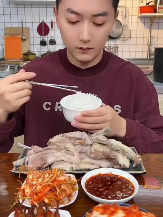 我来给粉丝们报下菜名水煮羊肉，调味辣椒， 辣白菜 ，小根蒜 。