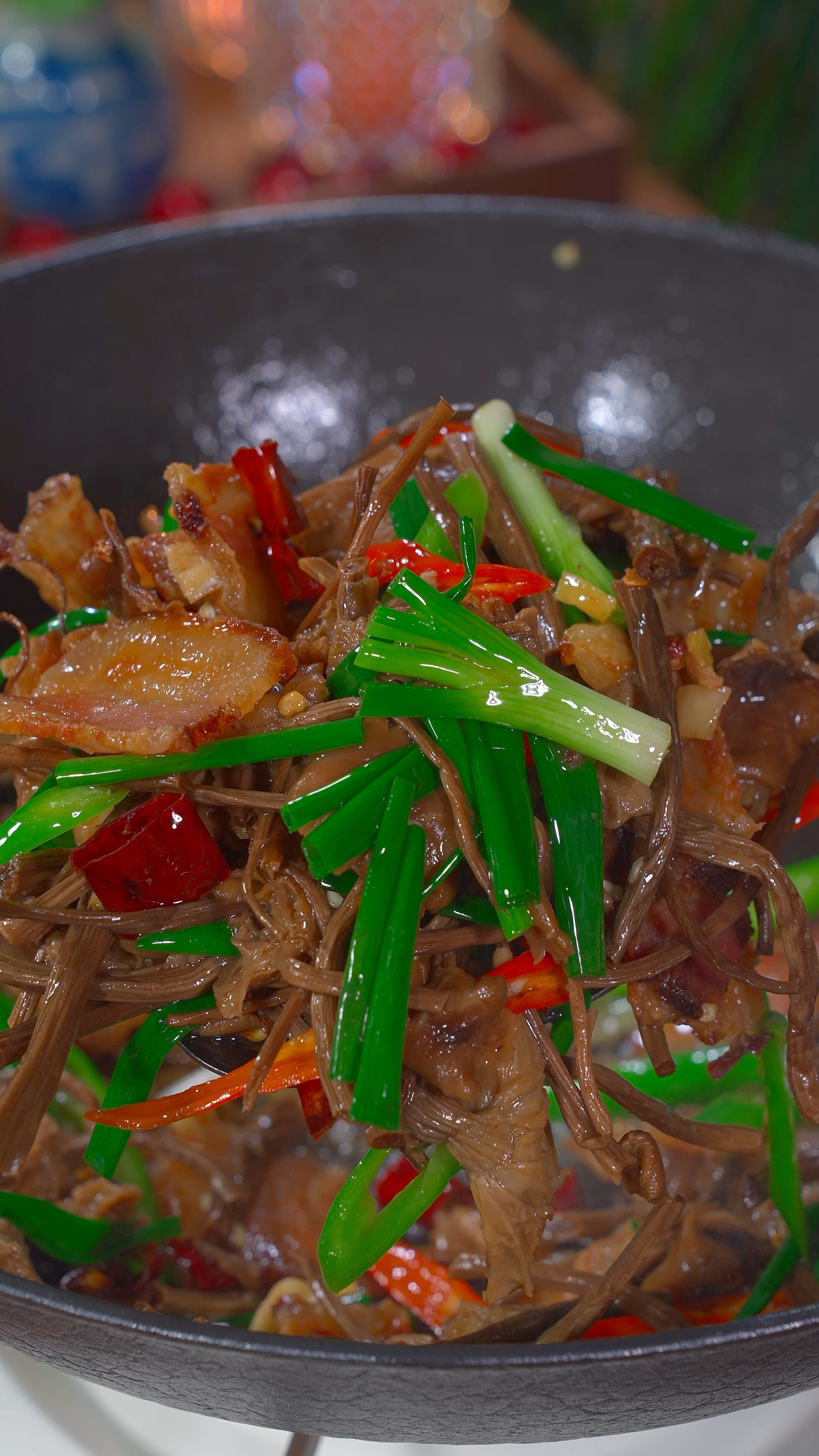 又是一道农家下饭菜,腊肉炒茶树菇,真的太香太下饭了