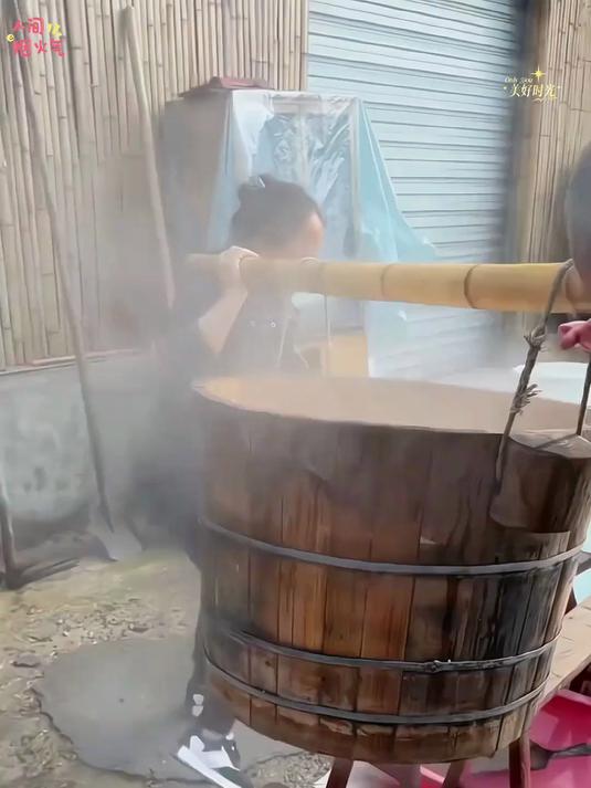 热呼呼的煲仔饭做起来简单又好吃再也不要担心家里的宝宝吃不下饭