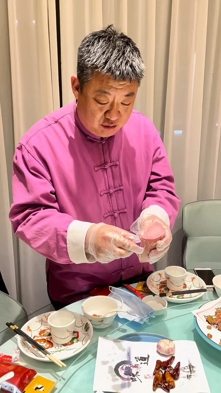 手撕南阳黄牛肉,纹理清晰,肉质鲜嫩,这牛肉太有食欲了
