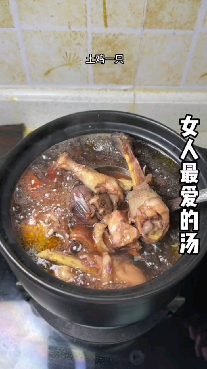 闽南女人都知道四物汤,小土鸡跟鱿鱼母一起下去炖很香