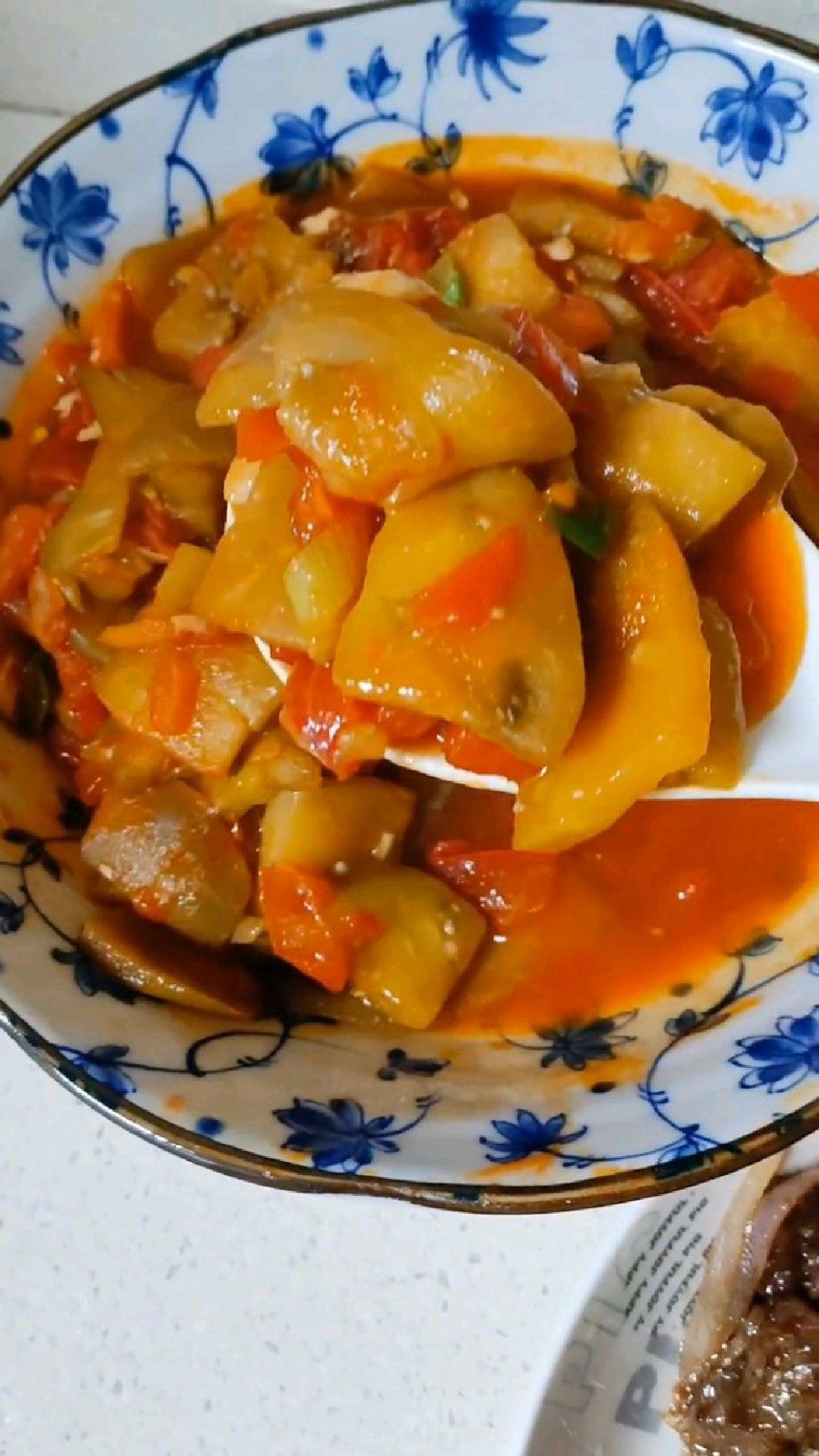 西红柿茄子菜拌面,配上酱油炒鸡蛋、麻油牛肉,视觉味觉的盛宴,家常菜好吃到停不下来