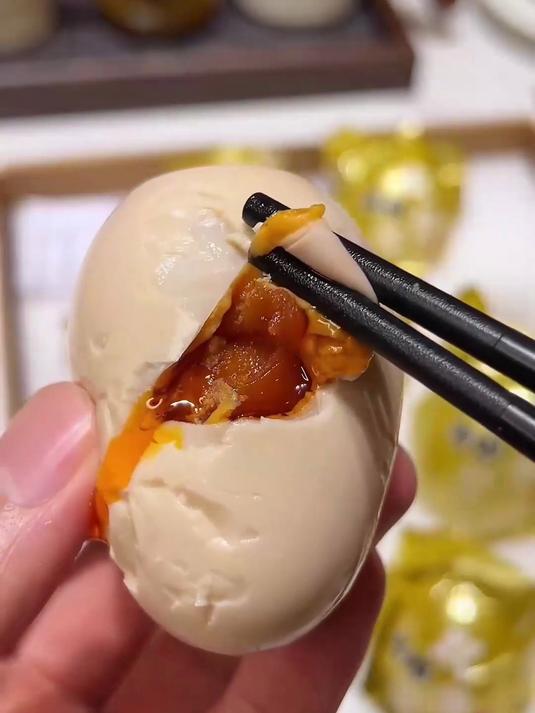 饭桌上少了它,总感觉缺点啥!双黄烤海鸭蛋?
