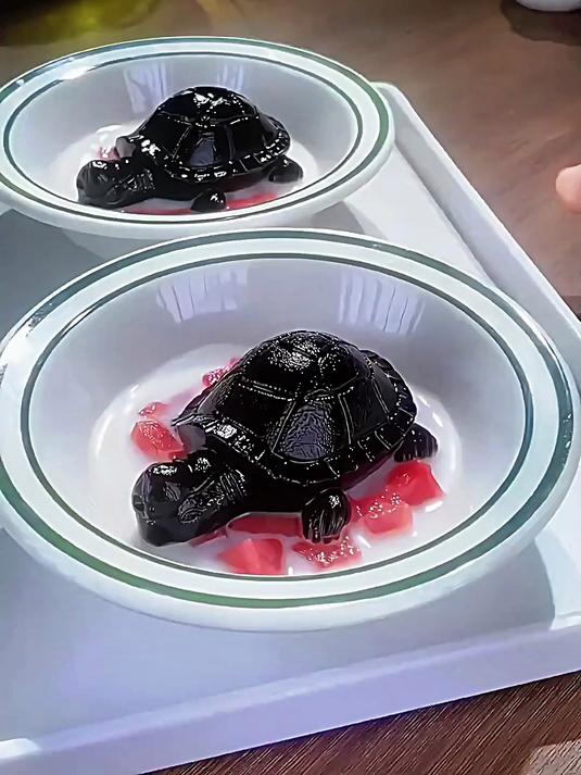 夏季怕上火又不爱喝凉茶的,可以做一碗这个龟苓膏,清热下火