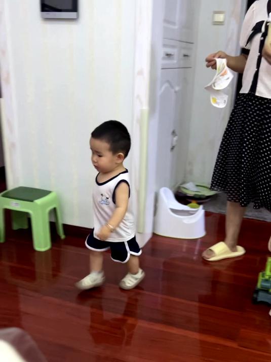 小鱼儿为了吃口饭也是不容忍，把他急得，10秒钟喝完270毫升奶