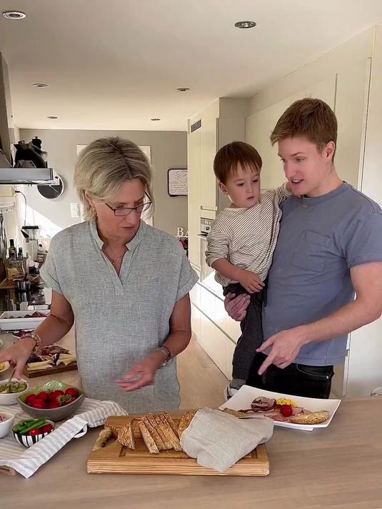 婆婆从西班牙度假归来,带了好吃的火腿,迫不及待请我们吃!