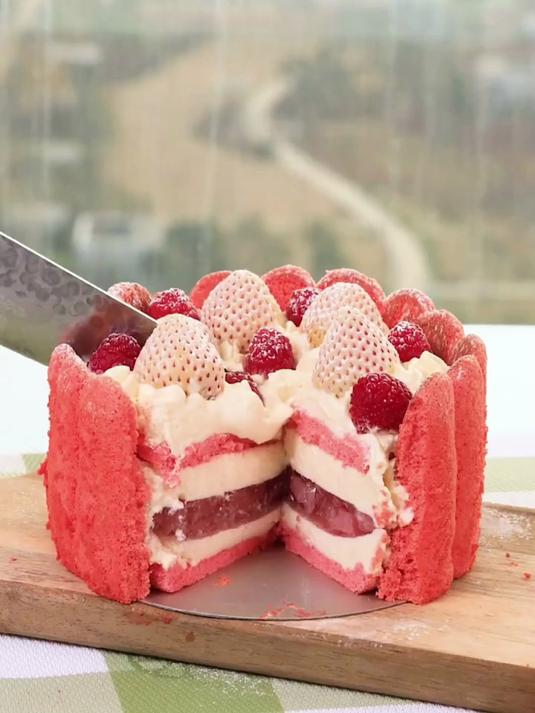 实现了草莓自由,做了皇室夏洛特蛋糕