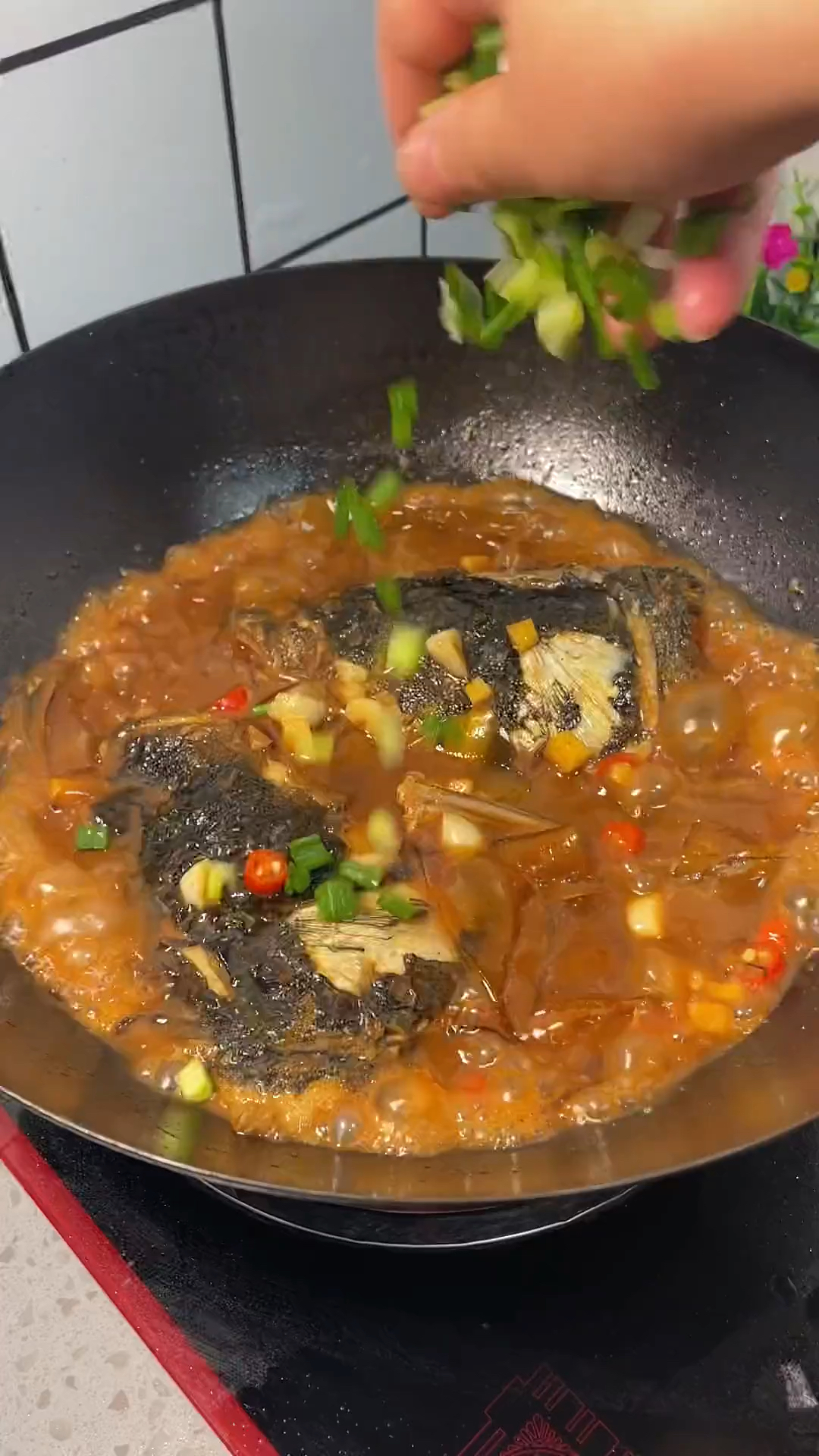 鱼头怎么做才好吃,和豆腐一块炖关注我每天认真教做菜