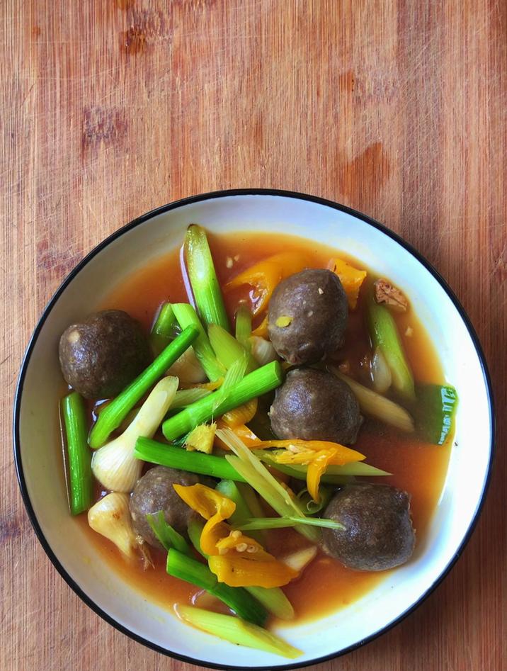 猪肉丸子的正确做法,分享一道猪肉丸子炒蒜苗