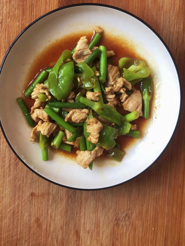 鸡胸肉怎样吃好吃又简单,分享一道鸡胸肉炒蒜苔