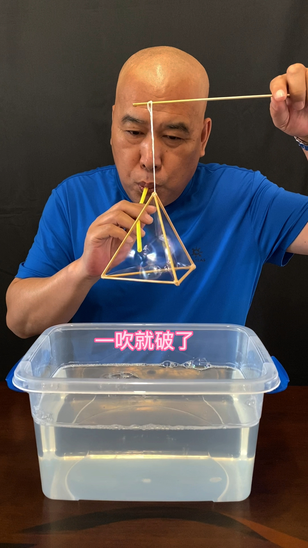 越透明的东西越神秘,字宙本身就是透明的,只要目力能及,你想看多远就看多远,但越看