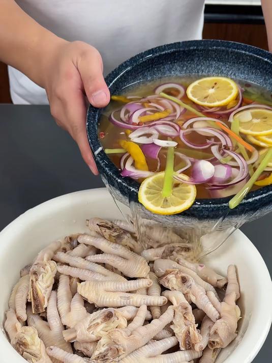 泡椒凤爪 给大家分享一个鸡爪很好吃的做法，泡椒凤爪