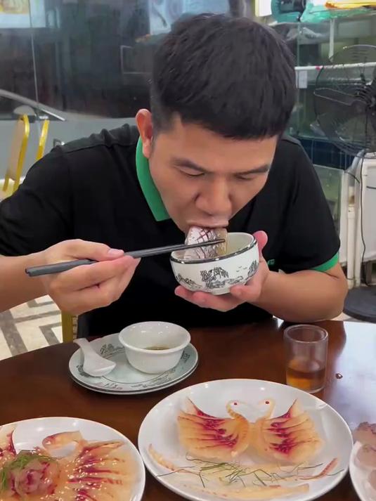 黄肉鲤鱼生配小赤眼鱼扣，美滋滋，好吃到停不下来