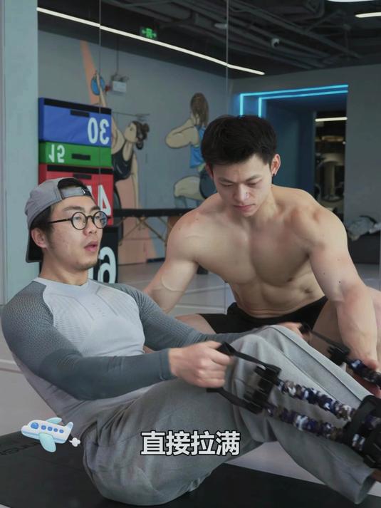 解锁居家猛男养成记，拉力绳虐出结实肌肉，每寸线条都超带感！