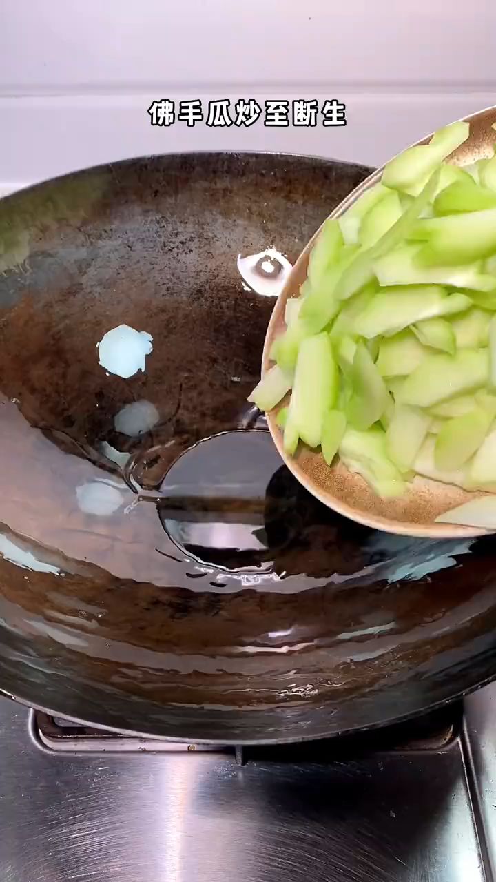 佛手瓜炒肉,第一次做佛手瓜炒肉,没想到竟然这么好吃 !