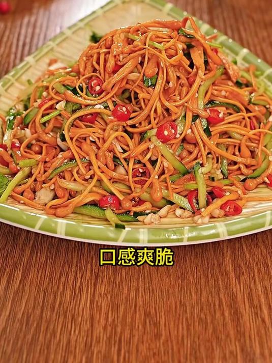 解锁新汤谱!虫草花煲鸡汤鲜出新高度