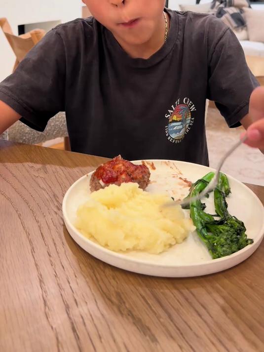 一家六口晚餐吃烤肉丸 做了孩子们很喜欢吃的烤肉丸