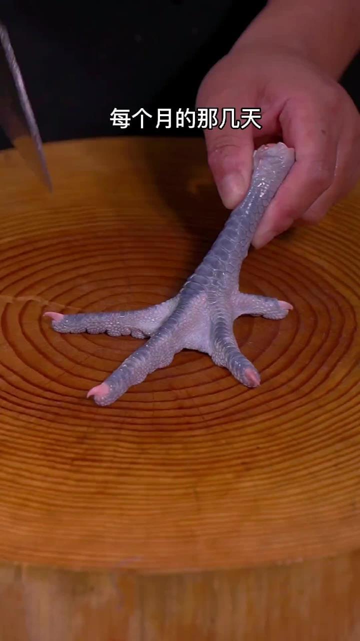 天冷了,别忘了炖鸡汤给她喝,讨个老婆不容易,自己更要好好