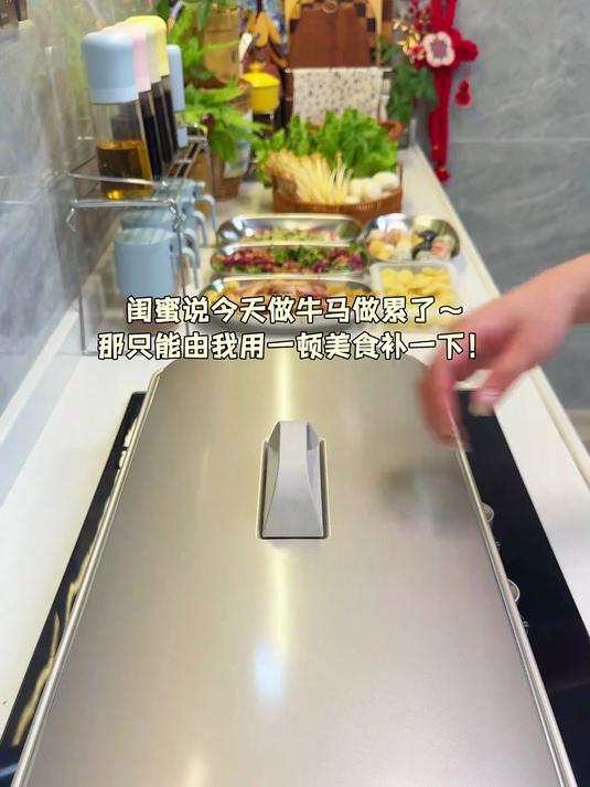 在家做饭｜当有个会做饭的朋友是什么体验今日菜单 -海鲜拼盘 -自制烤肉 -黄金蛋炒饭 -水