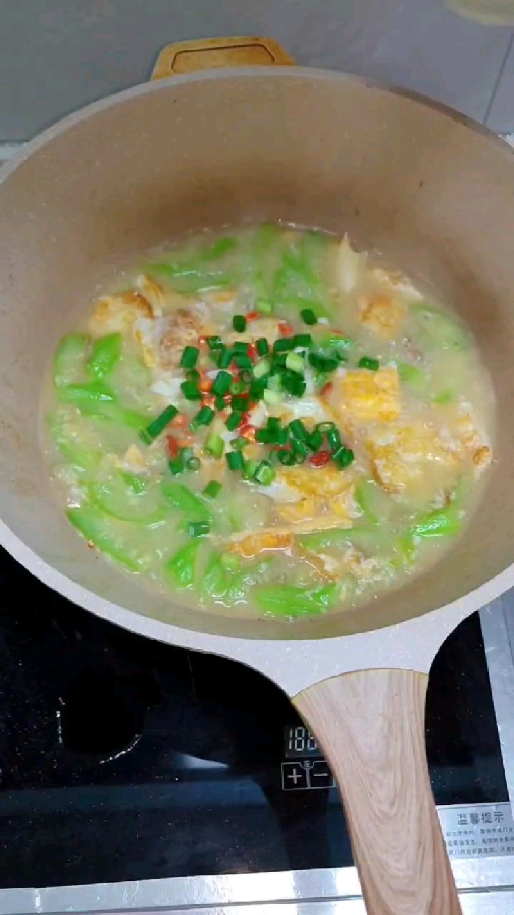 食疗养生菜-翡翠丝瓜炖鸡蛋:营养丰富,美味可口,可减肥去脂、美白皮肤、滋阴润燥