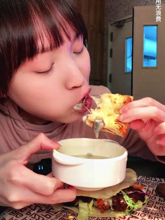 碳水大满足！芝士巧克力榴莲披萨一顿炫到爽
