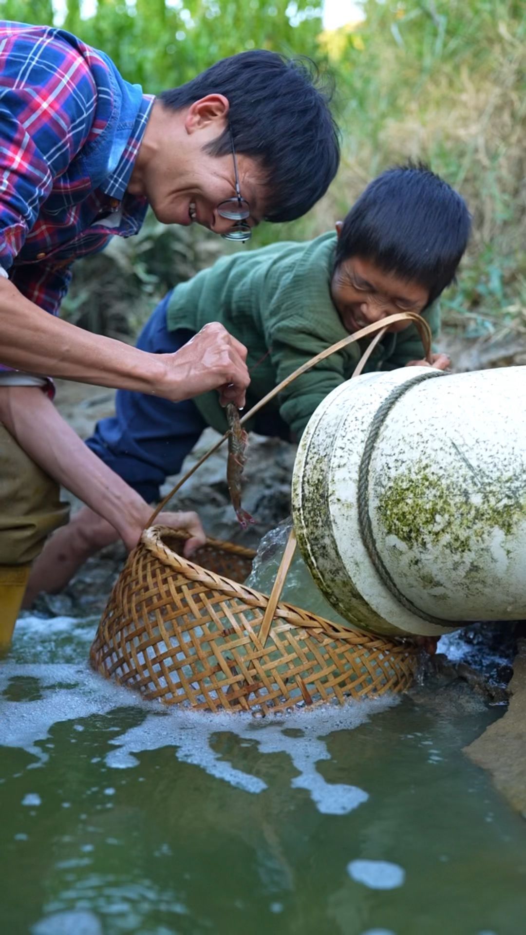 虾儿在篮子里活蹦乱跳,我们围着虾儿蹦蹦跳跳,纯粹一点日子就快乐一点