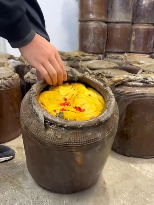 农村大爷腌制的大头菜看着就好吃