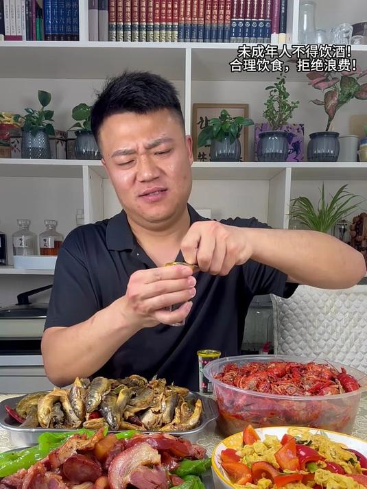 柳根鱼炖茄子 蒜香小龙虾 再来个猪头肉炒辣椒