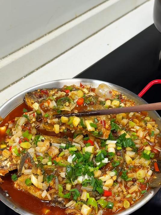 没有胃口,就做这道红烧泡椒鲫鱼,酸辣又开胃