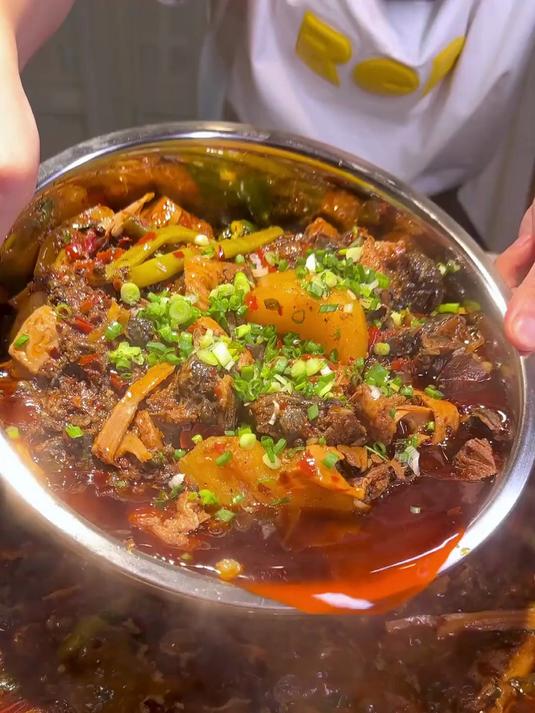 冬日川渝,火锅鸡与牛肉肥肠的麻辣大餐