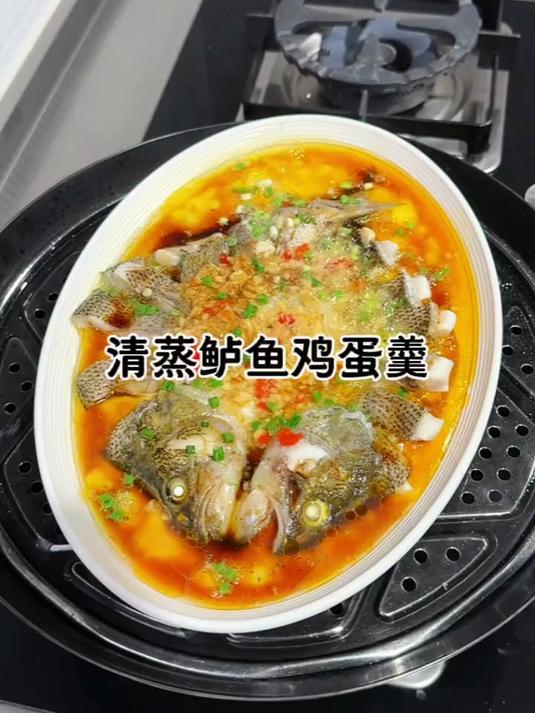 没想到鲈鱼用开水烫一烫,出锅就是一盘好看又好吃的鲈鱼蒸蛋