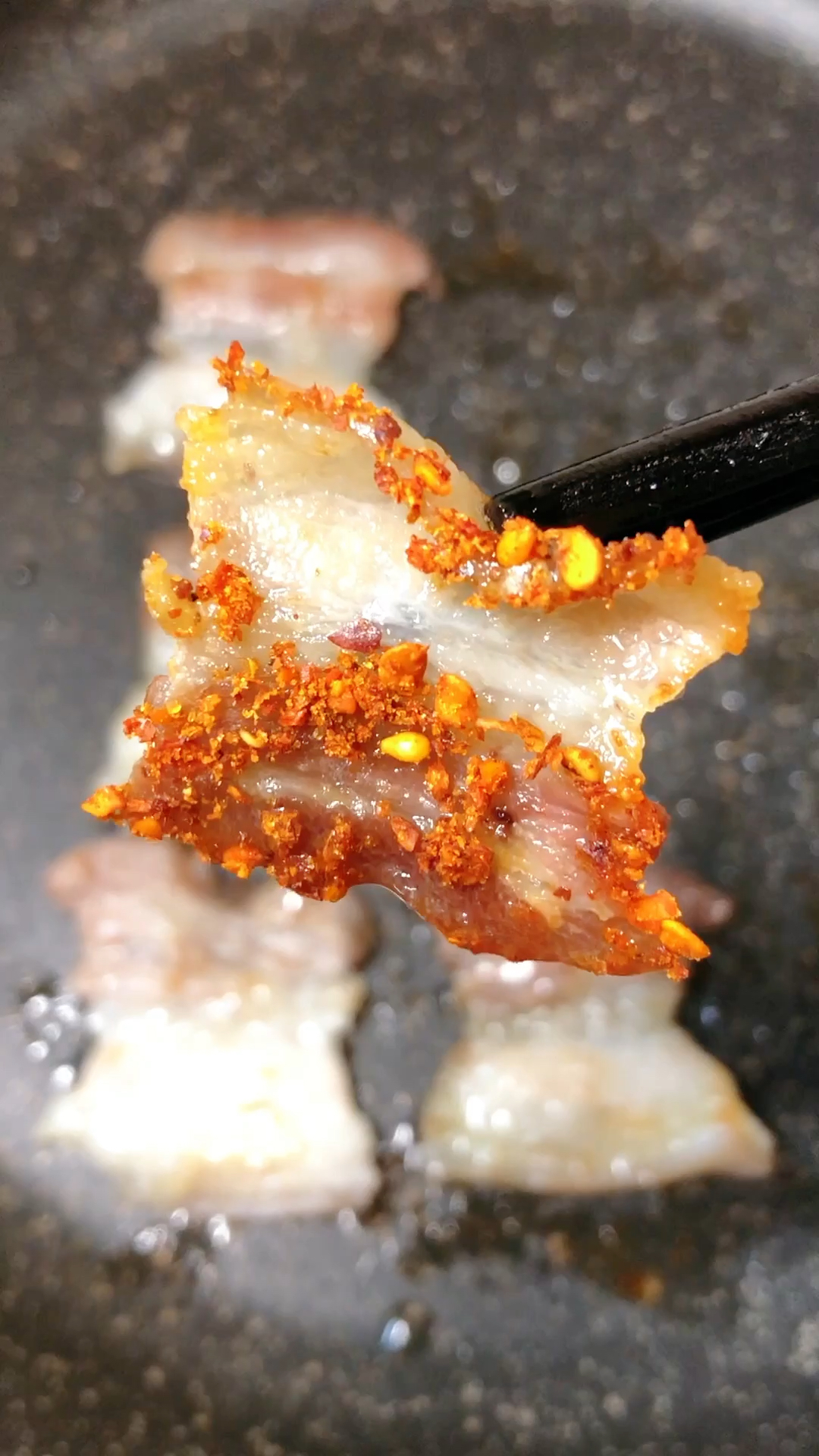 烤五花肉,很有嚼头又带着点软糯,没有放盐,配香辣蘸料吃,麻辣鲜香,味道很棒!