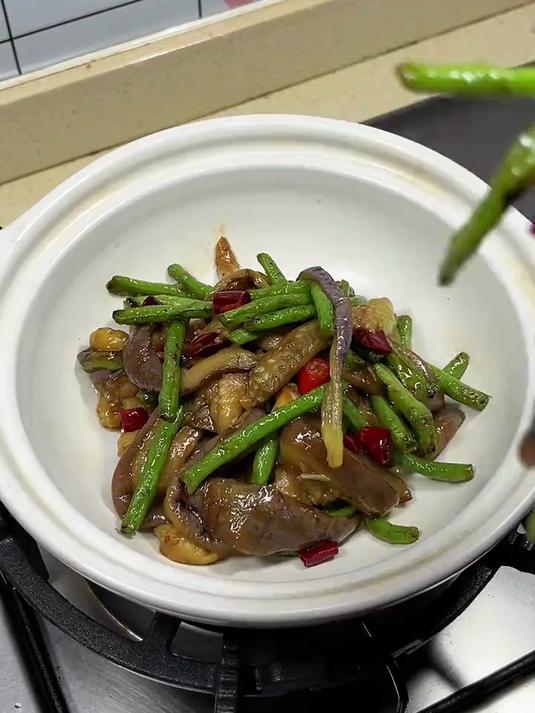 茄子炒豆角,很经典的一道家常菜