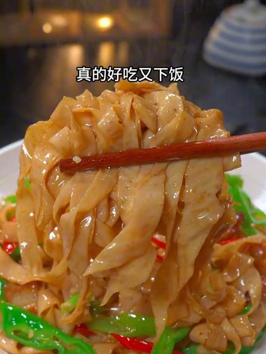 美味可口的炒豆腐皮