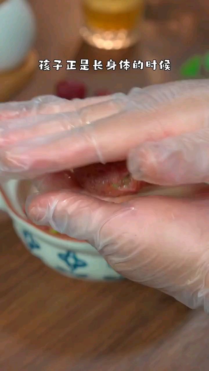 孩子长身体的时候,我会让孩子多吃点牛肉,这个 香煎牛肉小饼搜 ,又香又软,鲜嫩多汁