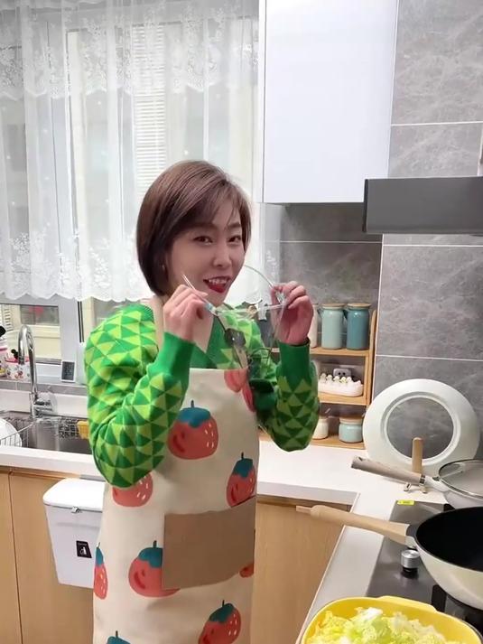 做饭油烟太头疼?面罩一戴,油烟遁形,远离黄脸婆烦恼!