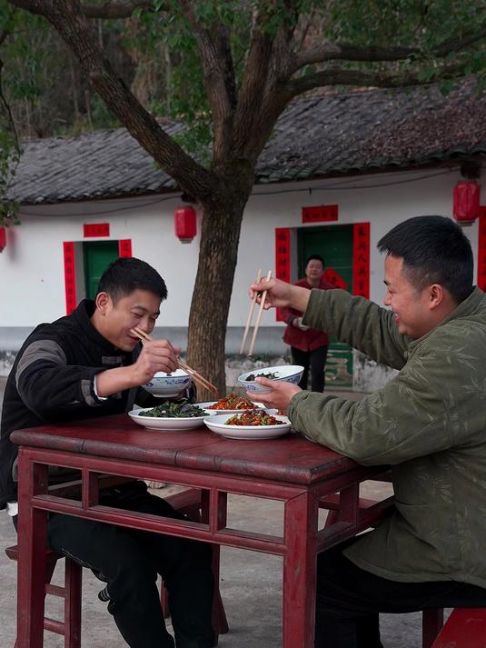 这个外婆菜腊肉是只有瘦腊肉用豆角萝卜雪里蕻辣椒炒的
