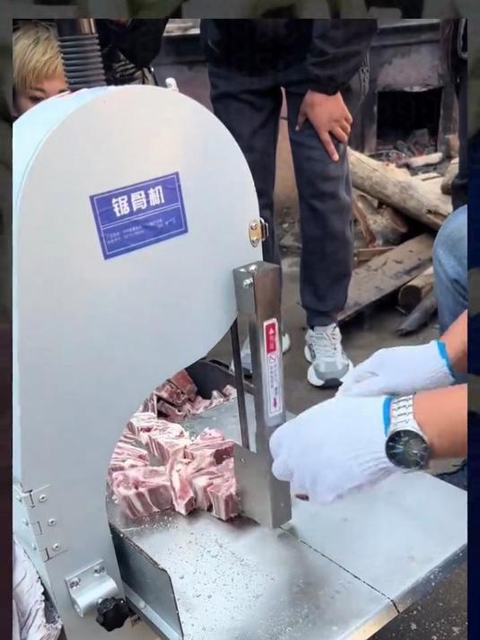 锯骨机分割冻肉,商用冻肉切割机