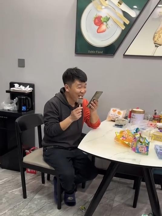 就知道看手机,整一下他!