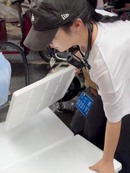 摆摊卖西沙海鱼 西沙是大自然的宝库 每次去都能钓到各种海鱼