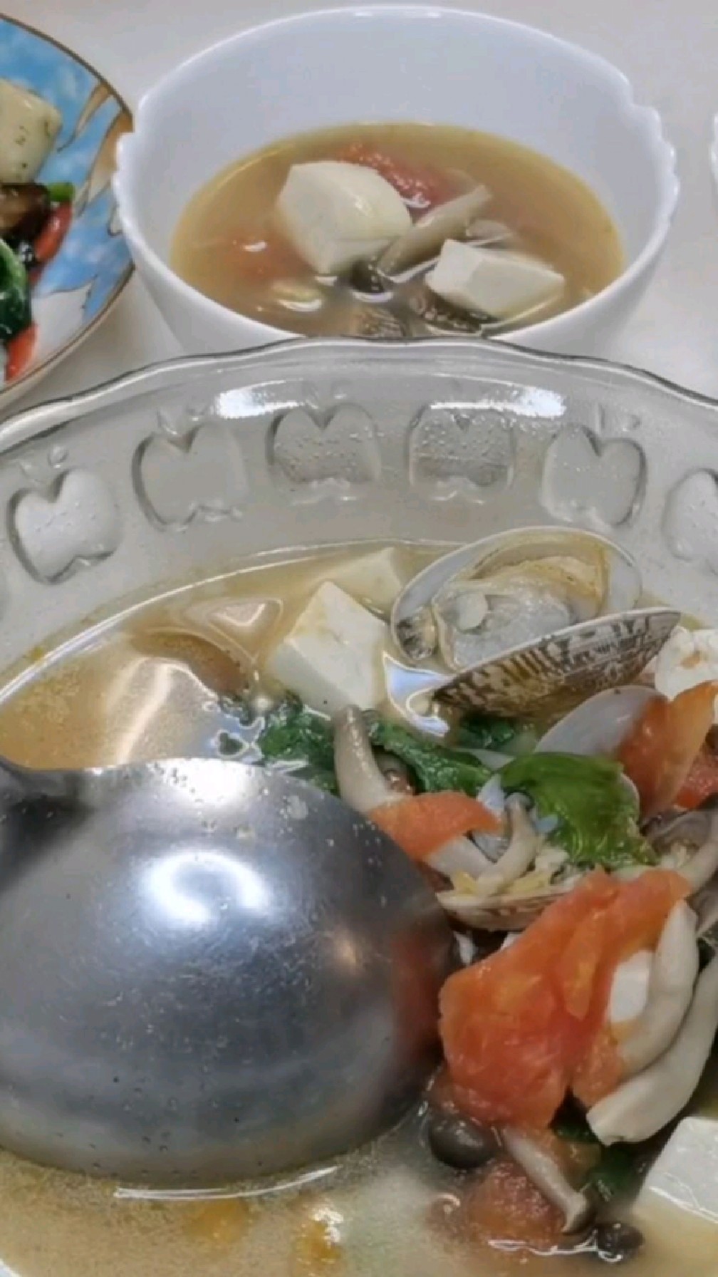 今日菜谱:花蛤豆腐汤,炒年糕。今天是打卡的第17天
