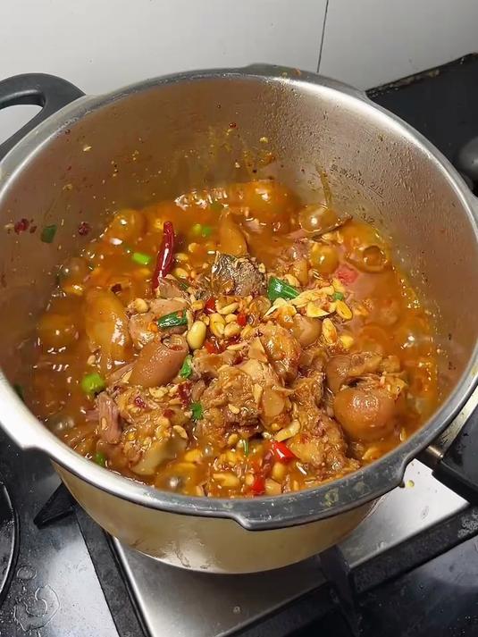 分享一道江西人最爱的黄豆焖猪蹄